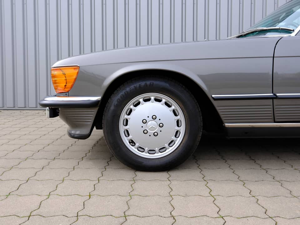Image 47/96 of Mercedes-Benz 560 SL (1987)