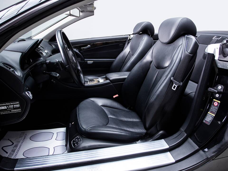 Image 18/36 of Mercedes-Benz SL 500 (2006)