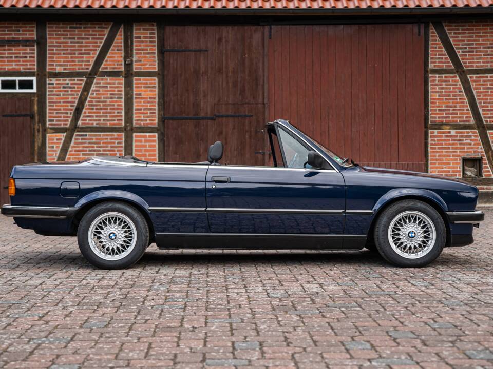 Image 14/99 of BMW 320i (1989)