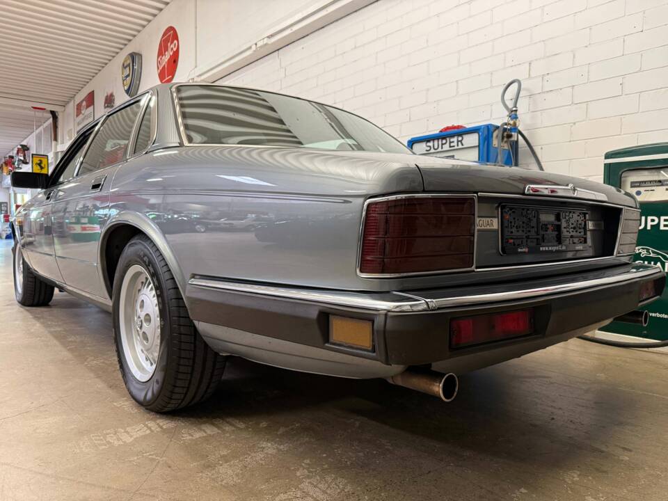 Image 15/19 of Jaguar XJ 40 4.0 (1993)