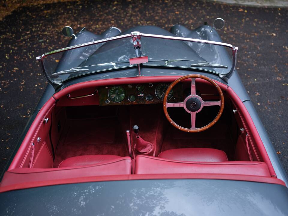 Image 24/33 of Jaguar XK 120 OTS (1951)