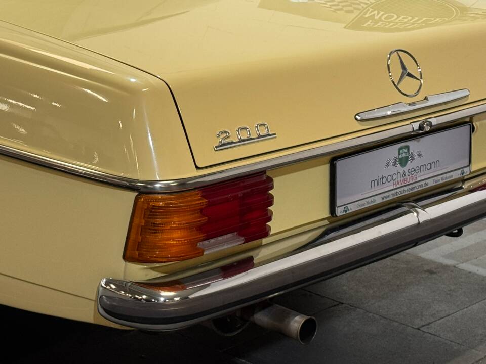 Immagine 8/35 di Mercedes-Benz 200 (1975)