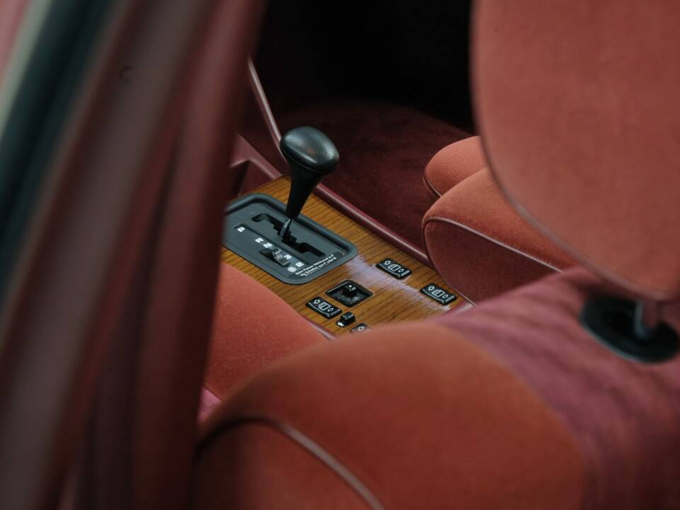 Bild 26/50 von Mercedes-Benz 260 SE (1990)