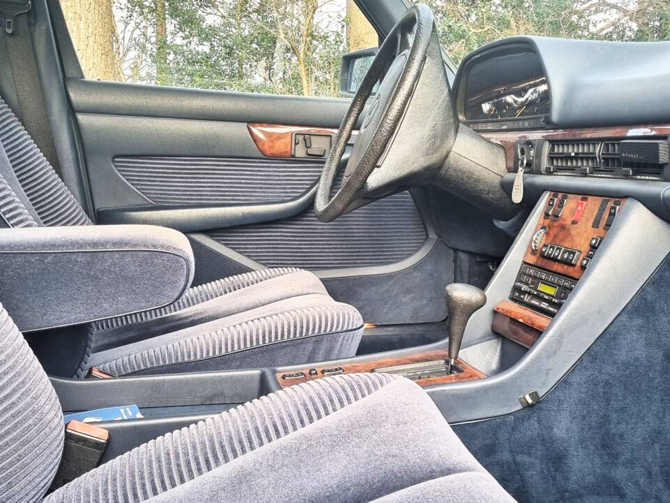 Image 11/18 de Mercedes-Benz 420 SEL (1987)