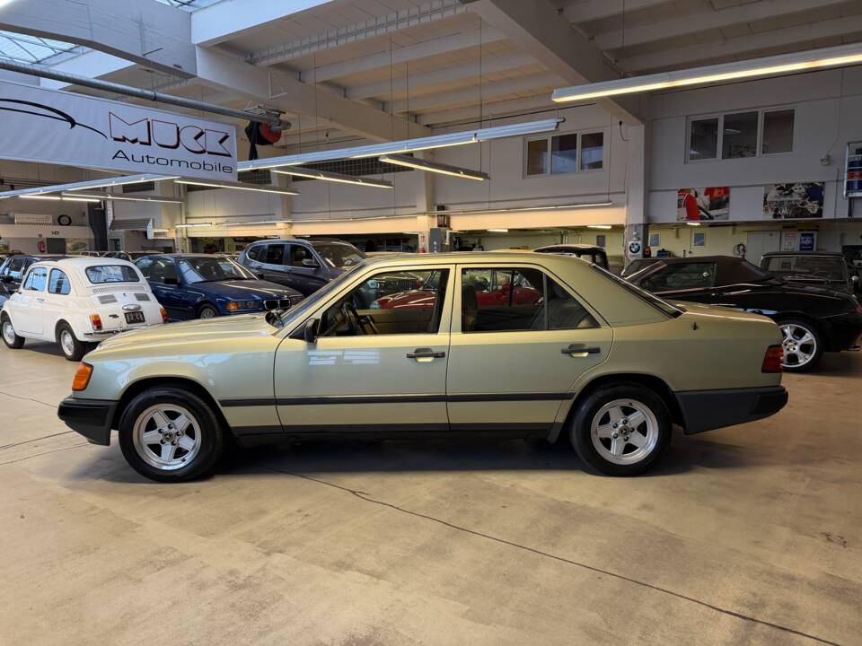 Afbeelding 6/33 van Mercedes-Benz 230 E (1985)
