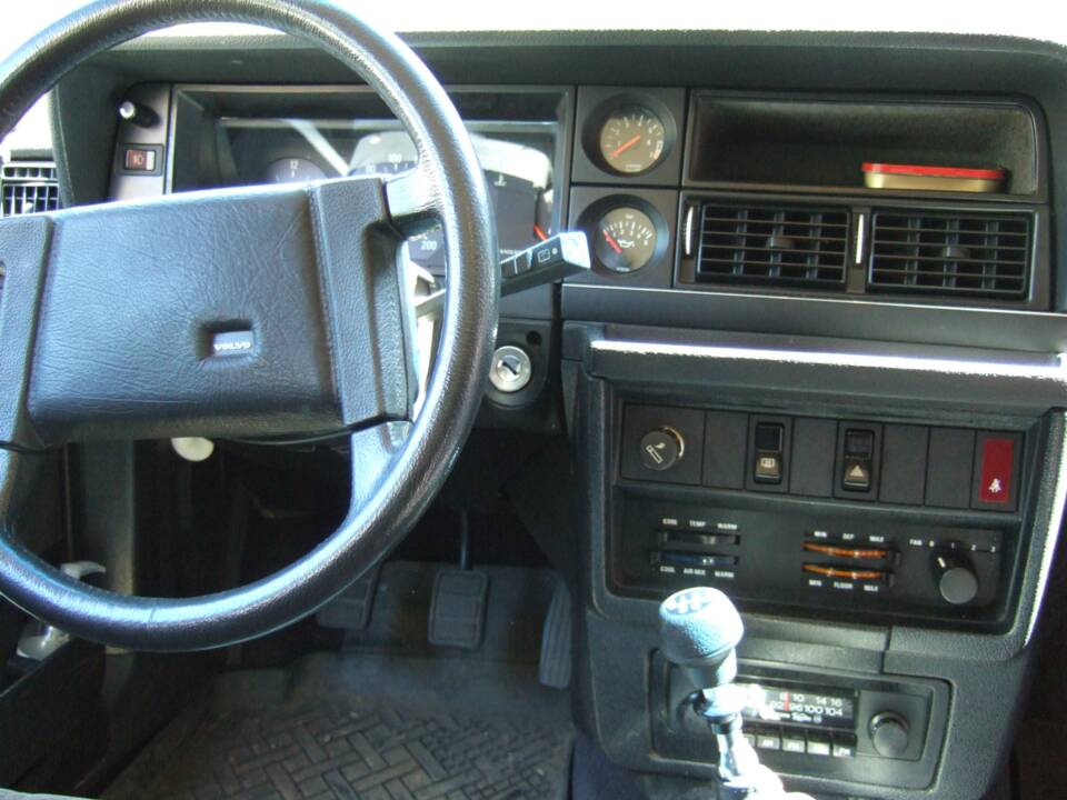 Image 22/30 of Volvo 240 Kombi (1988)