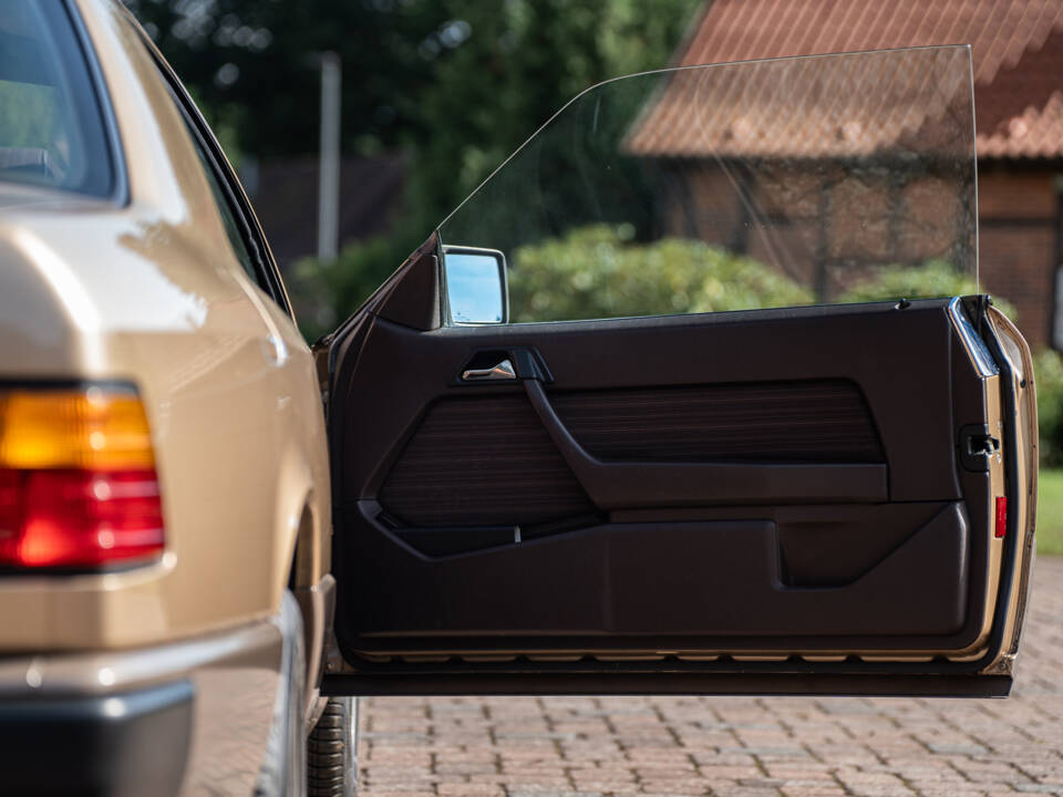 Image 39/40 of Mercedes-Benz 300 CE (1987)