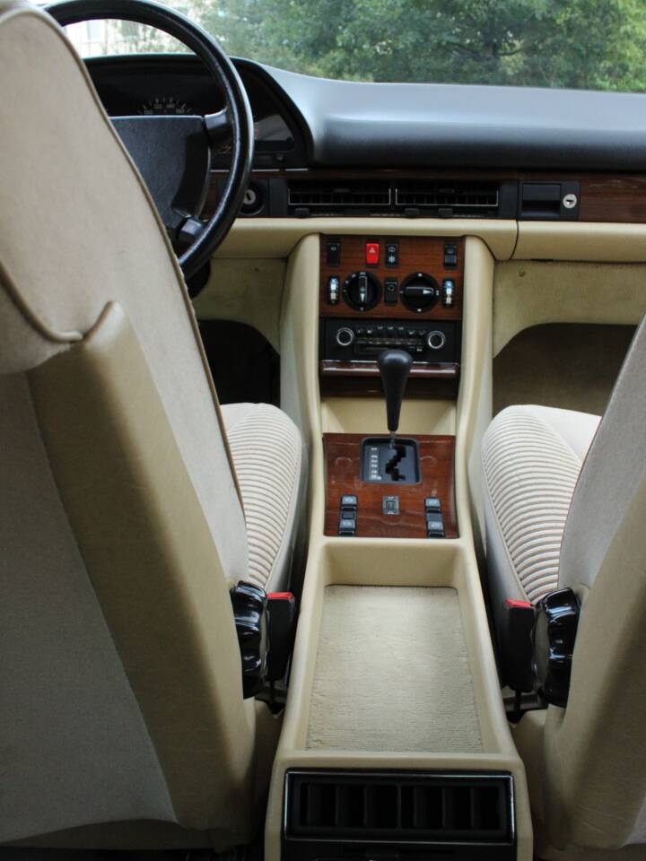 Image 24/51 de Mercedes-Benz 500 SE (1984)
