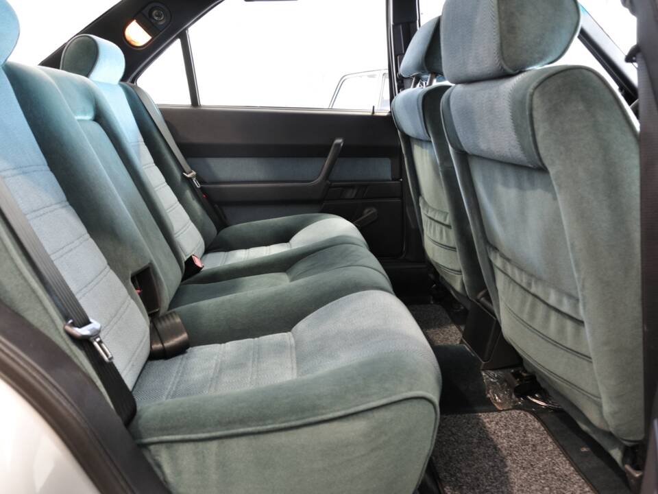 Bild 25/41 von Alfa Romeo 164 2.0 (1990)