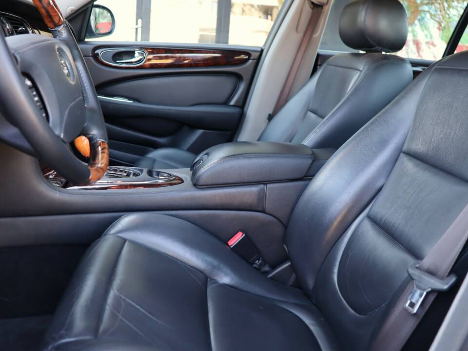 Image 9/50 of Jaguar XJ 8 4.2 (2004)