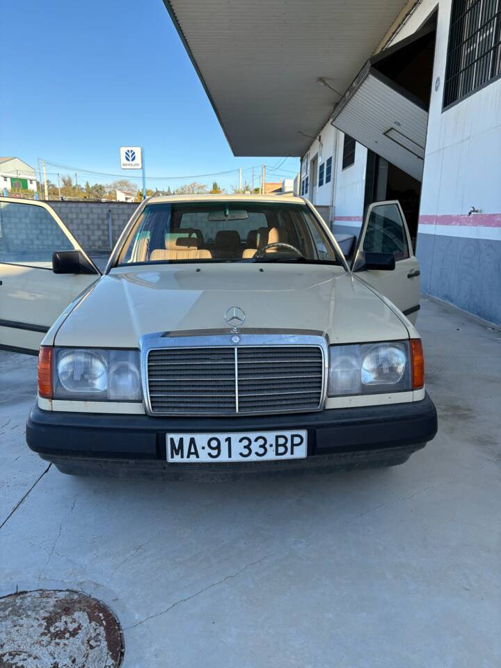 Immagine 14/14 di Mercedes-Benz 230 TE (1987)