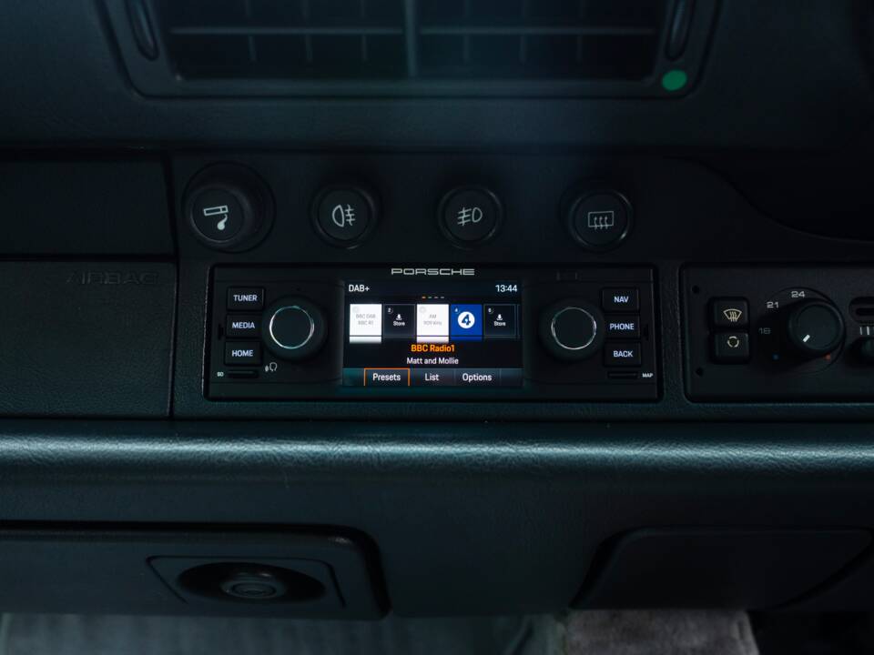 Image 35/68 of Porsche 911 Carrera (1997)