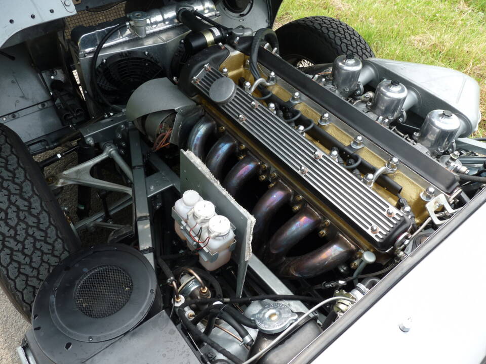 Image 18/22 de Jaguar E-Type (1968)