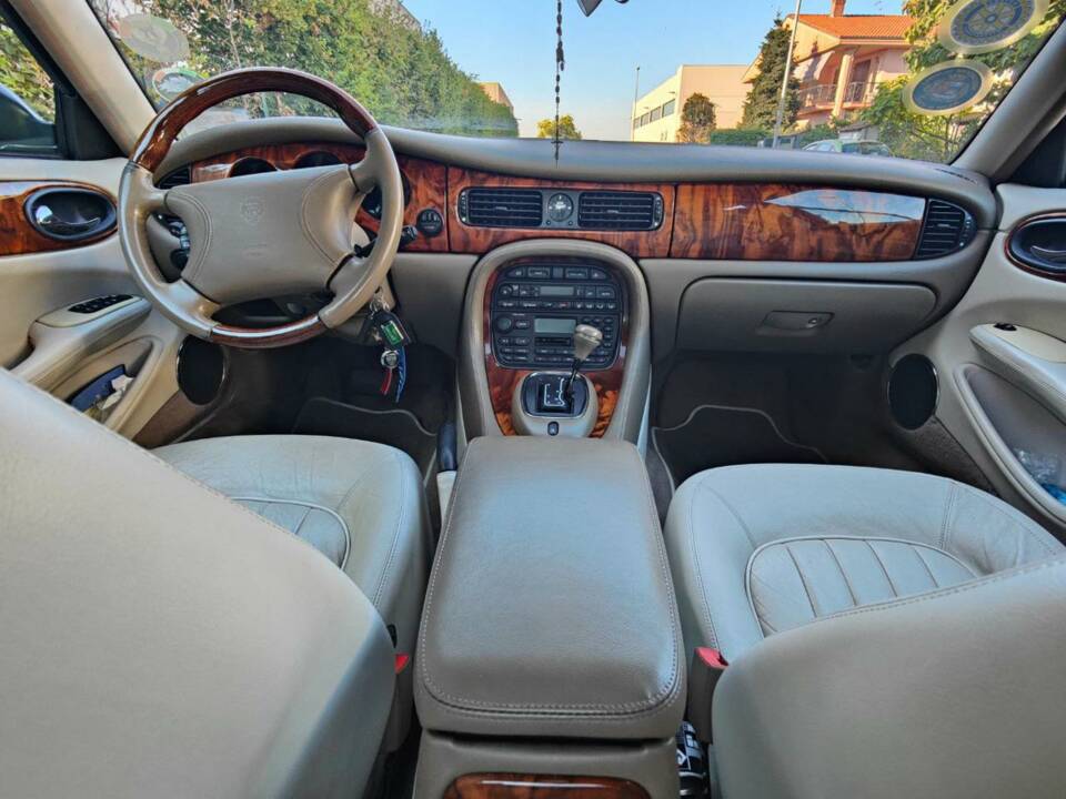 Image 5/30 de Jaguar XJ 8 4.0 Executive (1998)