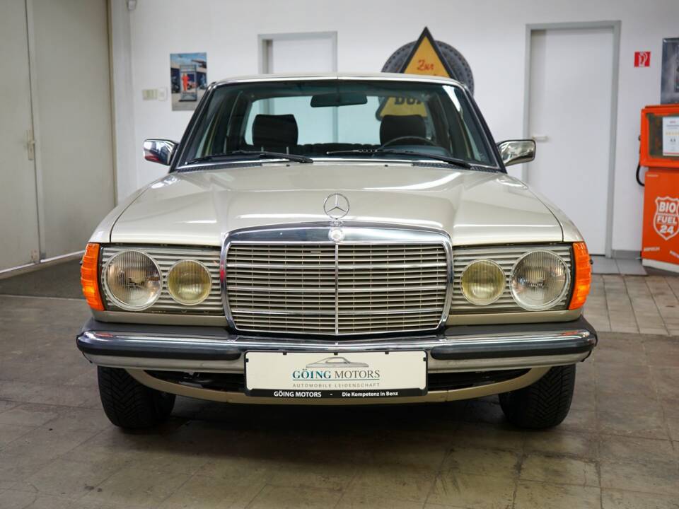 Image 5/31 of Mercedes-Benz 300 D (1982)