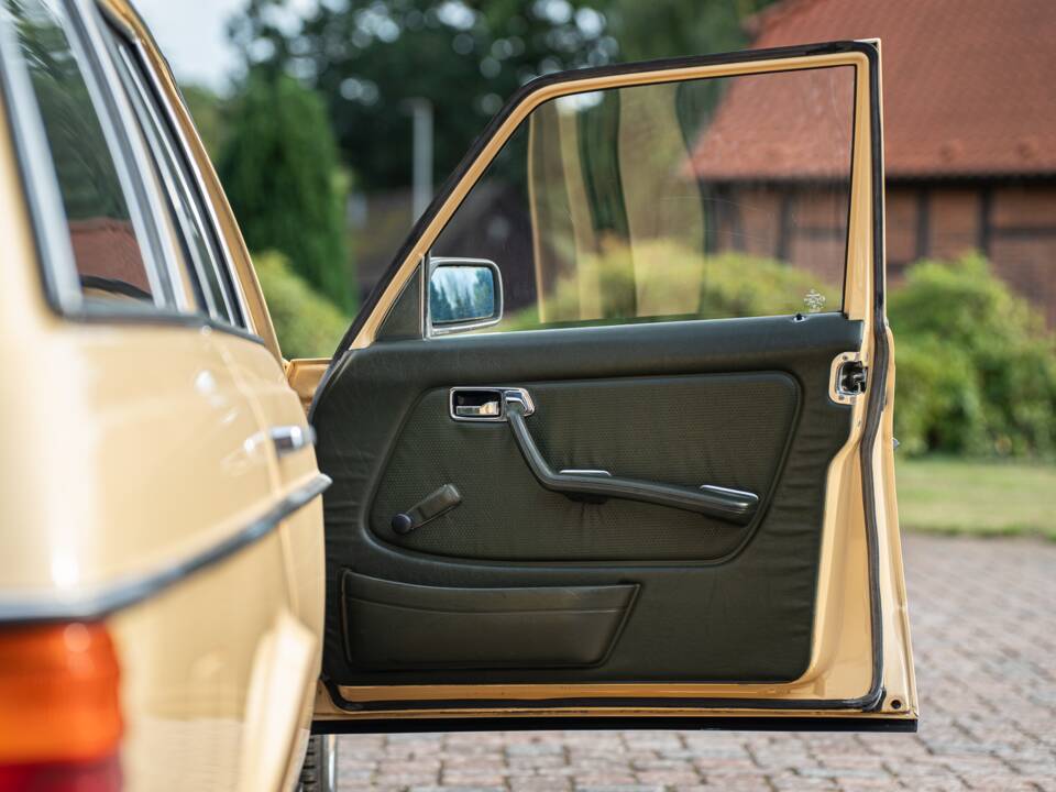Image 39/53 de Mercedes-Benz 200 T (1982)