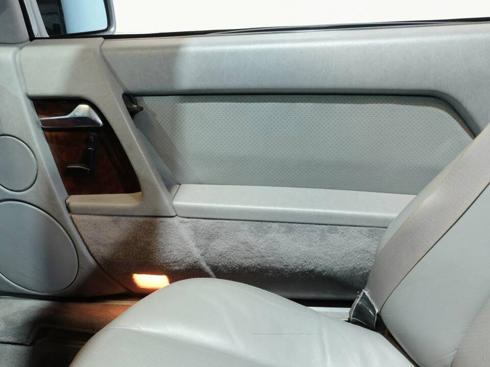 Image 16/34 of Mercedes-Benz 500 SL (1991)
