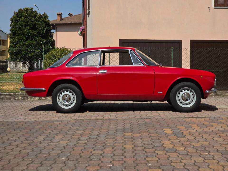 Image 30/45 of Alfa Romeo Giulia GT 1300 Junior (1973)