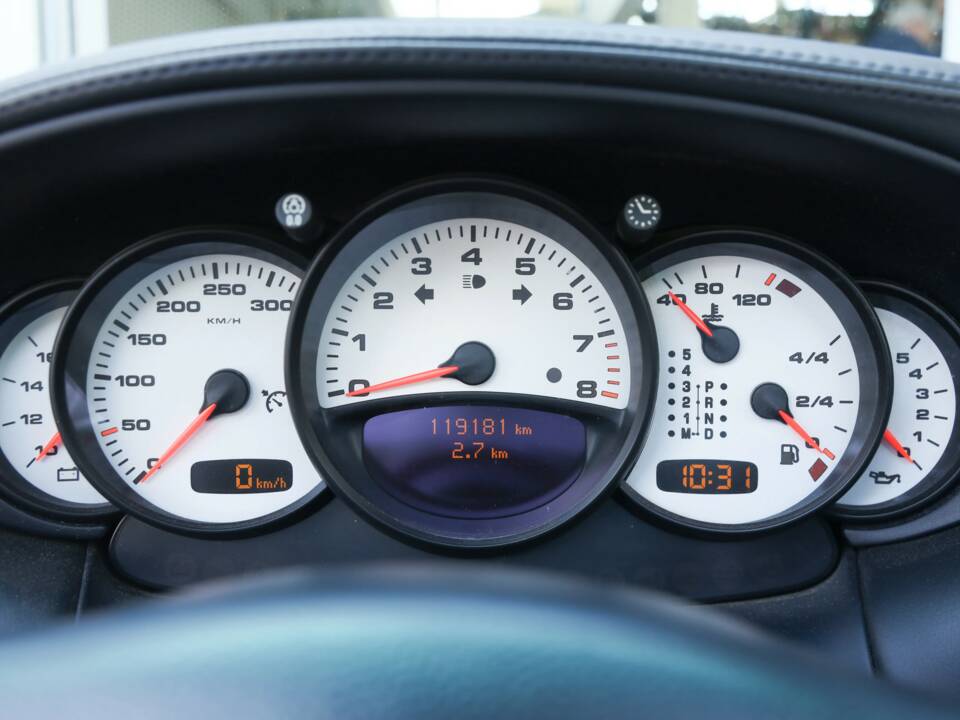 Image 27/50 of Porsche 911 Carrera 4S (2004)