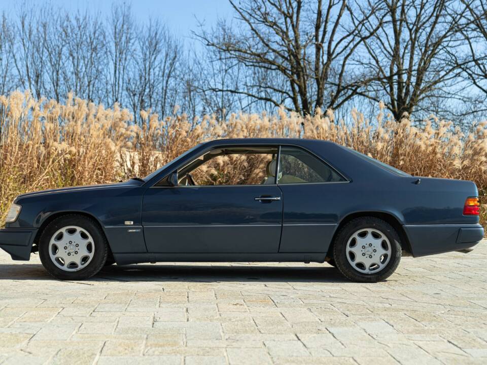 Bild 5/50 von Mercedes-Benz 200 CE (1992)
