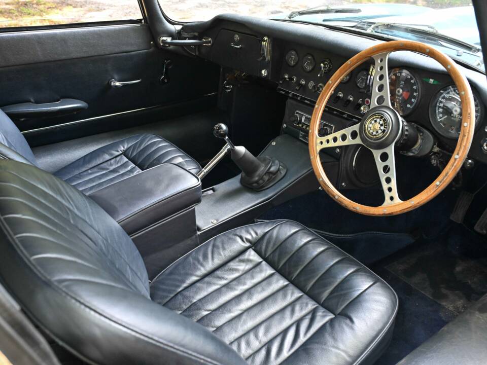 Image 37/50 of Jaguar E-Type (2+2) (1966)