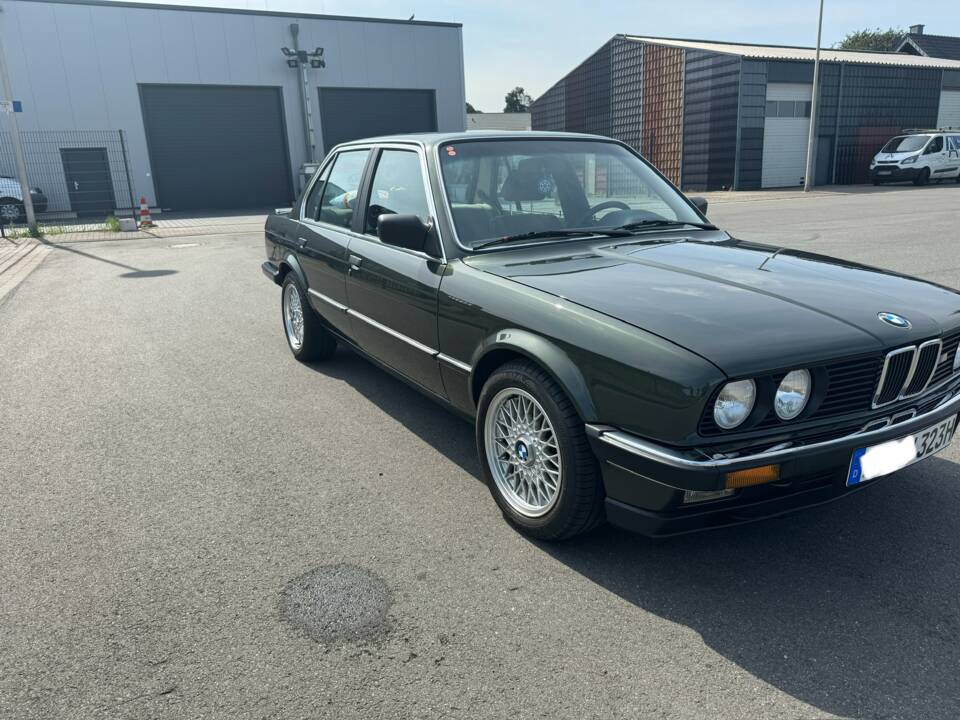 Image 2/55 of BMW 323i (1984)