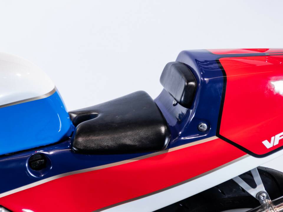 Bild 17/50 von Honda VFR 750R RC 30 (1988)