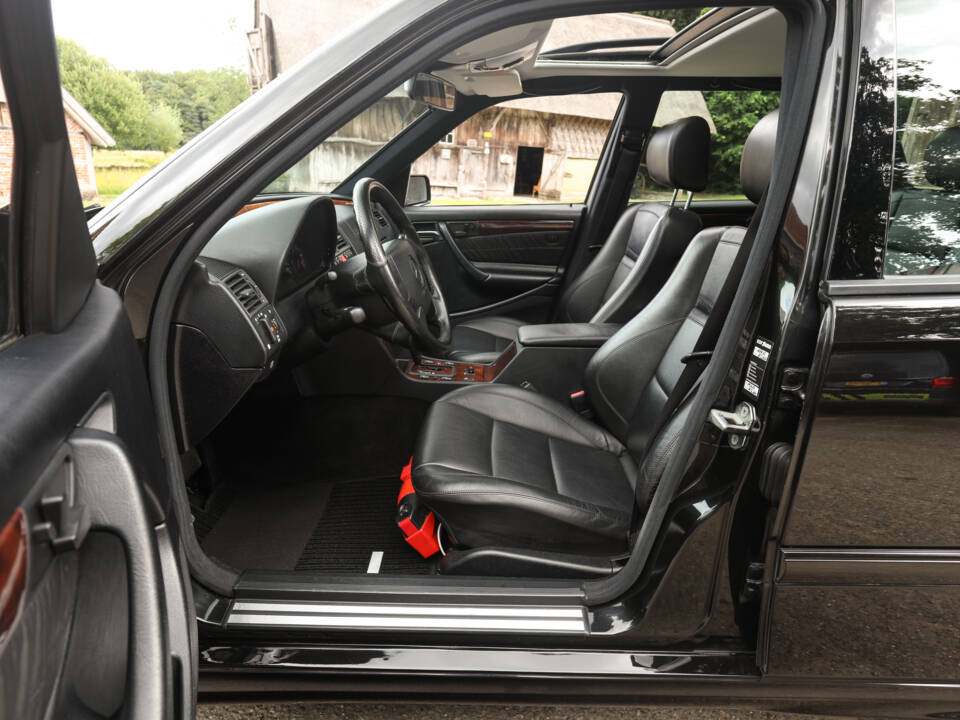Bild 10/89 von Mercedes-Benz C 43 AMG T (1998)
