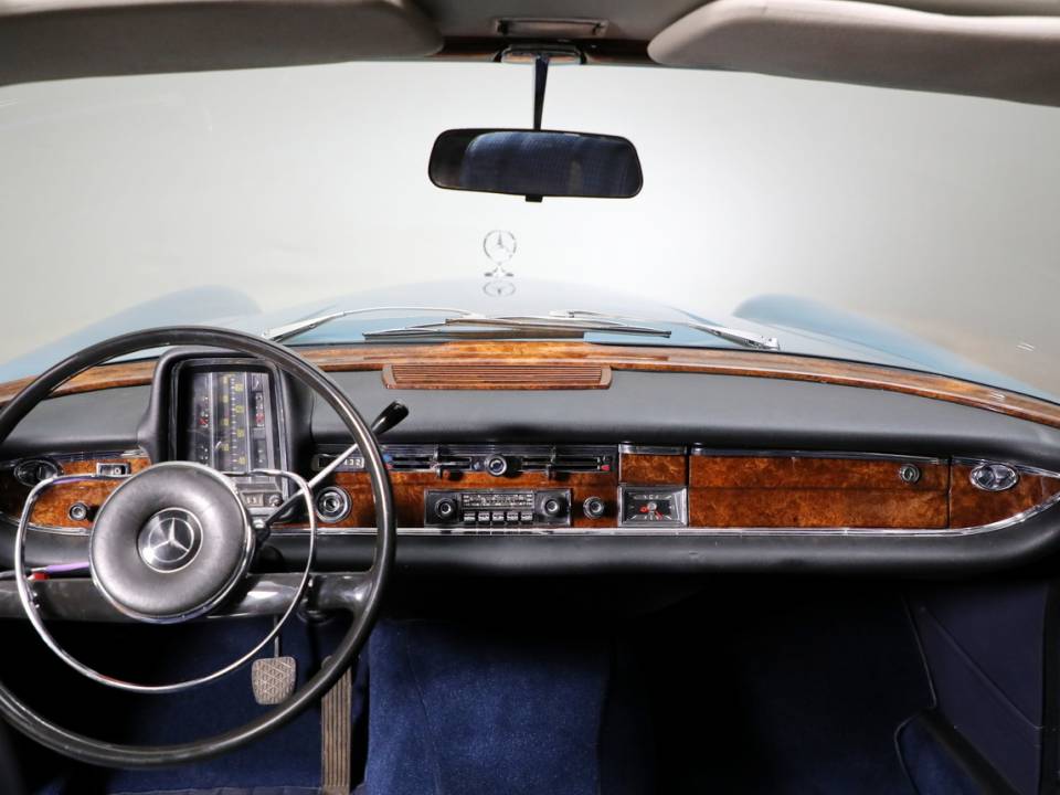 Bild 18/35 von Mercedes-Benz 230 S Universal (1968)