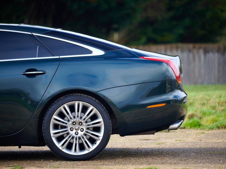 Image 40/50 of Jaguar XJ 5.0 (2010)