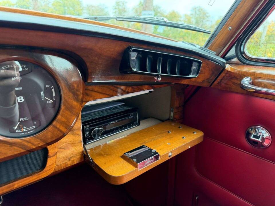 Image 17/36 of Bentley S 3 (1965)