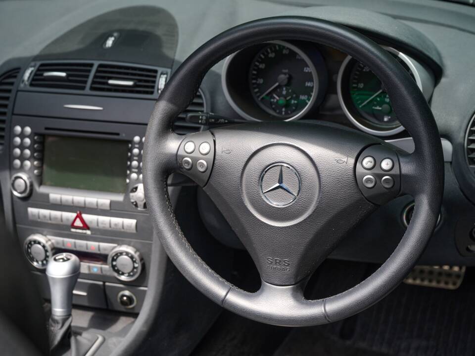 Image 29/50 of Mercedes-Benz SLK 350 (2004)