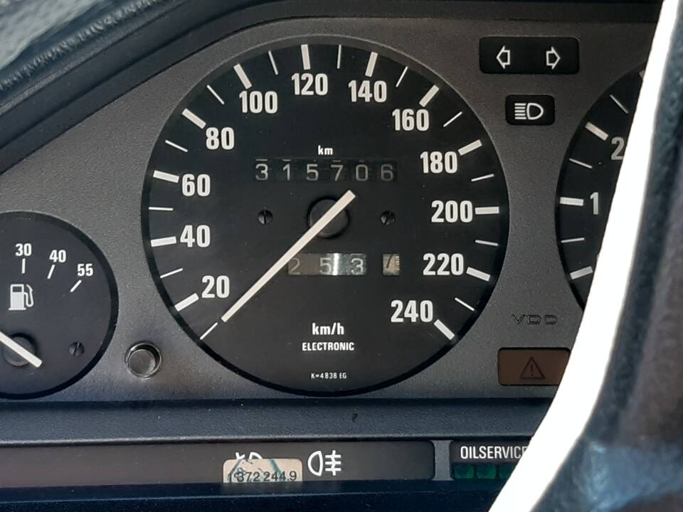 Image 2/7 of BMW 318i (1987)