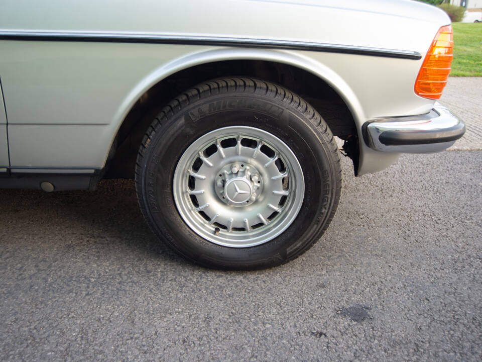 Immagine 27/28 di Mercedes-Benz 230 CE (1984)