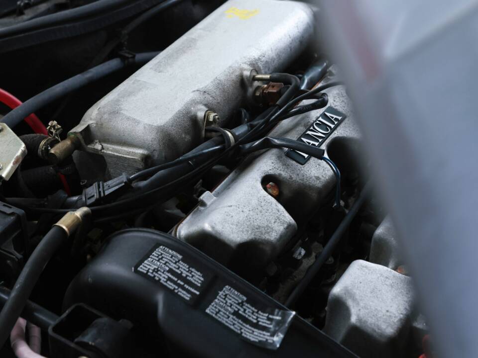 Image 49/50 of Lancia Delta HF Integrale (1988)