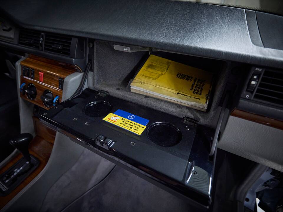 Image 63/100 of Mercedes-Benz 230 TE (1990)