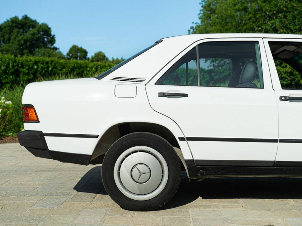 Afbeelding 17/44 van Mercedes-Benz 190 E (1987)