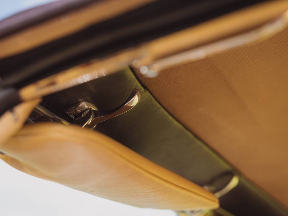 Image 62/99 of Aston Martin DB 6 Volante (1968)