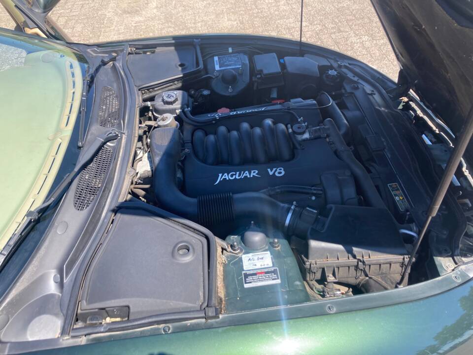 Image 23/33 of Jaguar XK8 4.0 (1997)