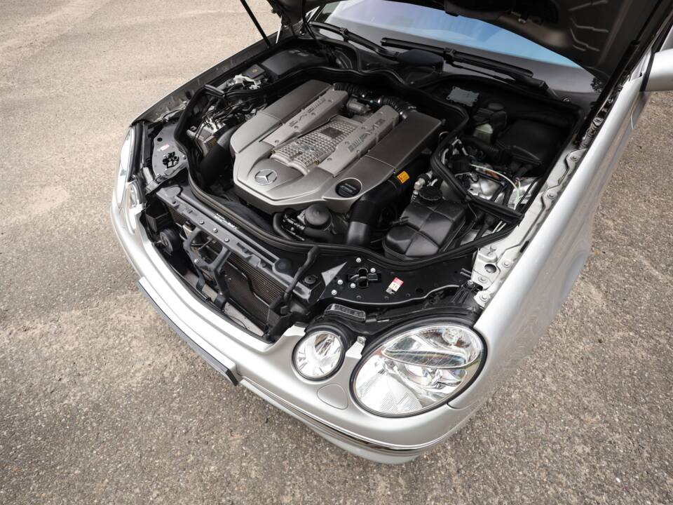 Image 52/72 of Mercedes-Benz E 55 AMG (2002)