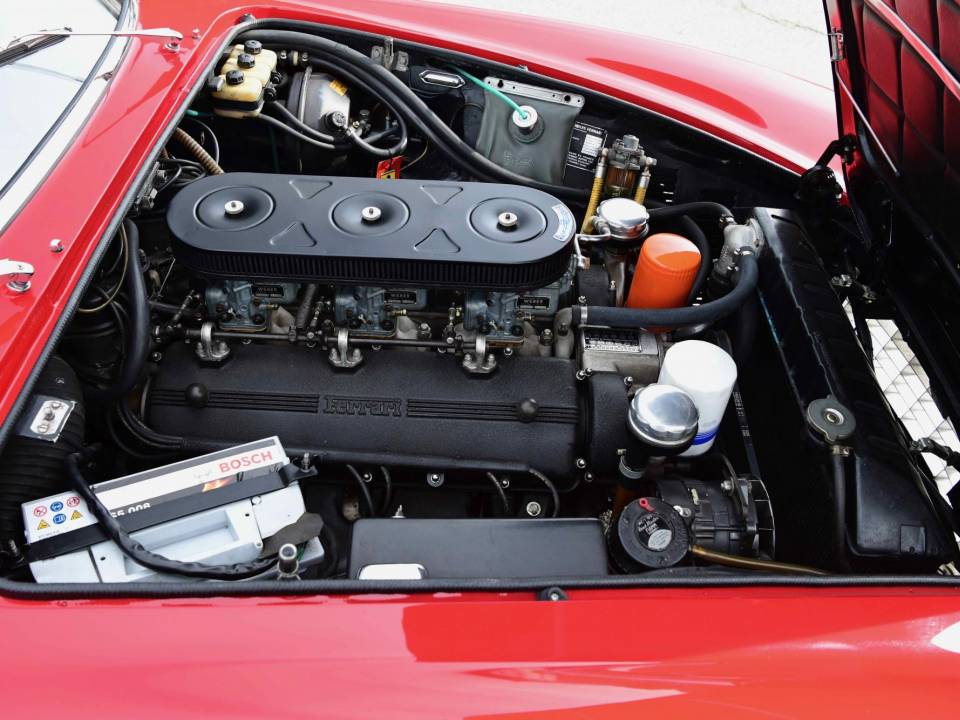 Afbeelding 22/50 van Ferrari 275 GTS (1965)
