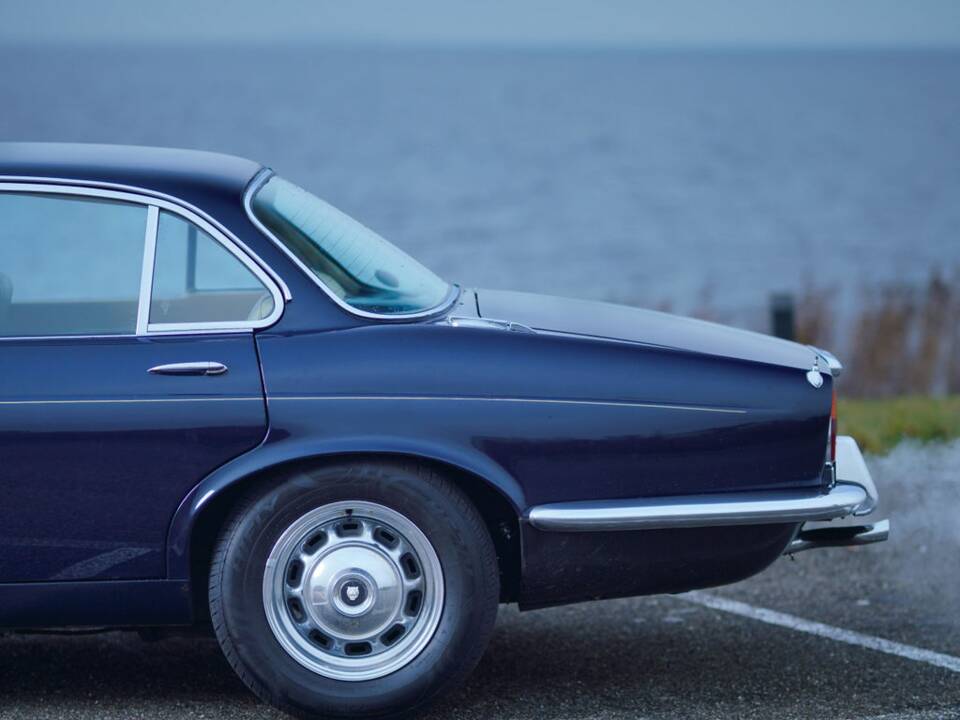 Image 18/26 de Jaguar XJ 6 L 4.2 (1976)