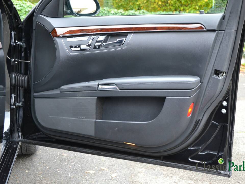 Image 21/50 of Mercedes-Benz S 500 (2006)