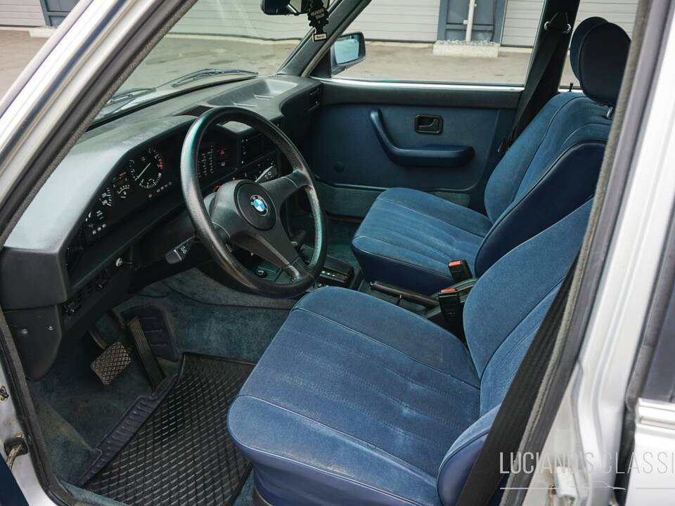 Image 33/59 of BMW 528i (1982)