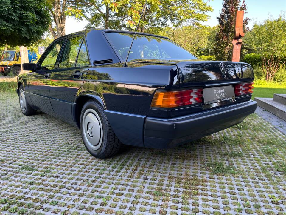 Image 4/15 de Mercedes-Benz 190 E 2.6 (1990)