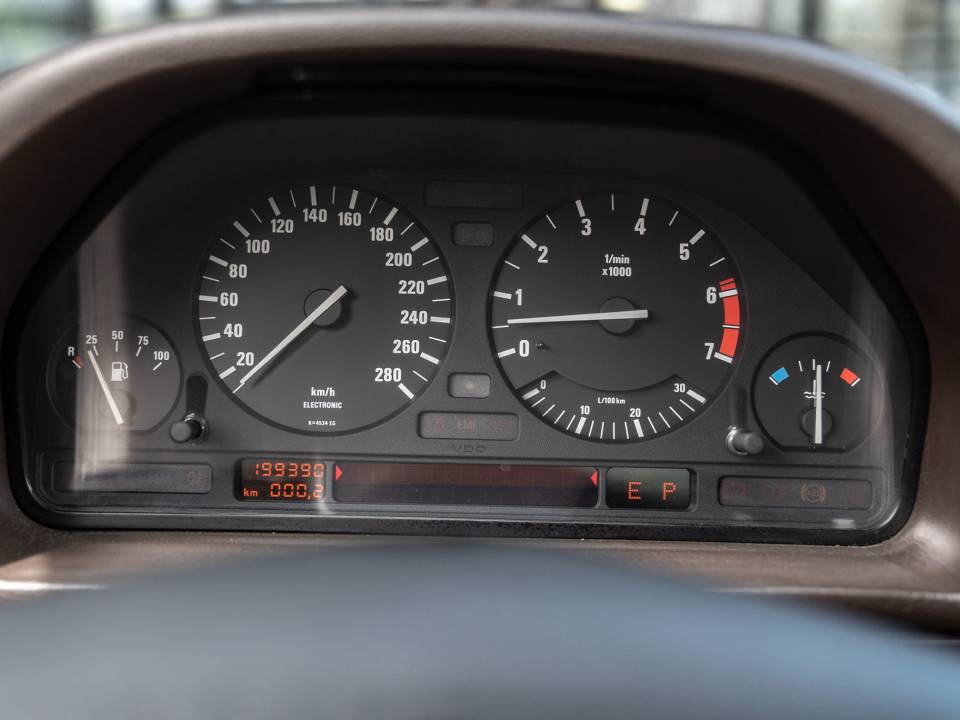 Immagine 13/34 di BMW 750iL (1989)