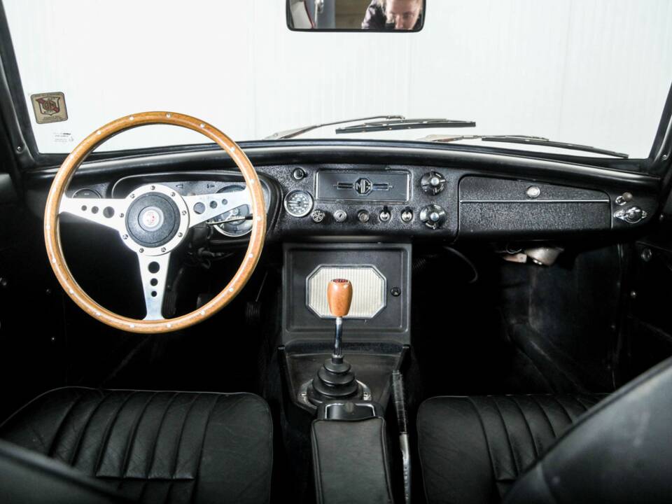 Image 7/50 of MG MGB GT (1967)