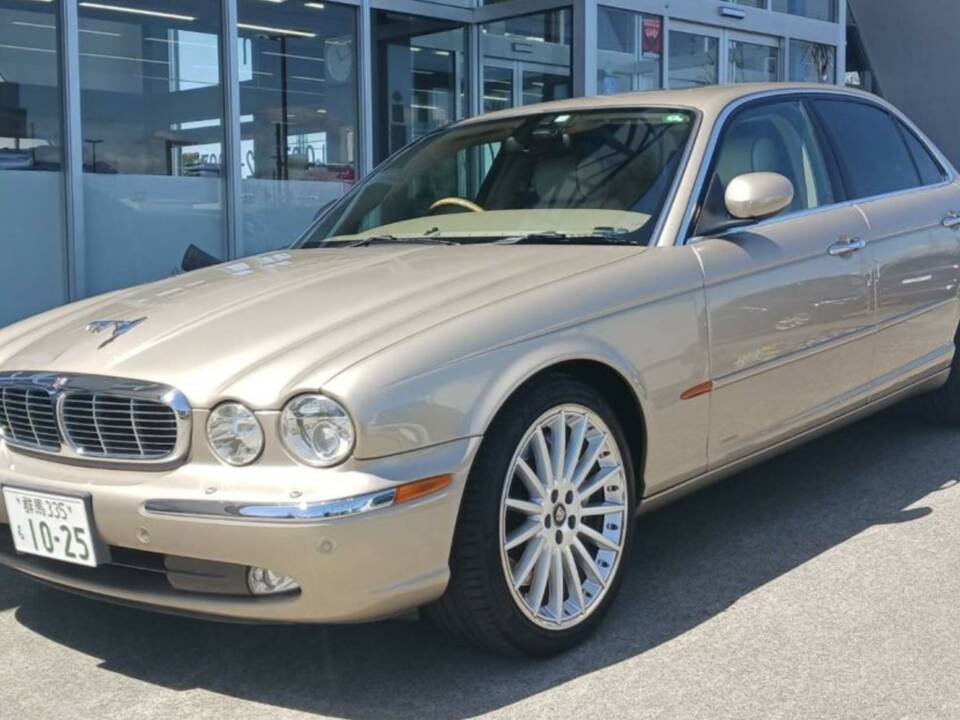 Image 6/25 de Jaguar XJ 8 4.2 (2003)