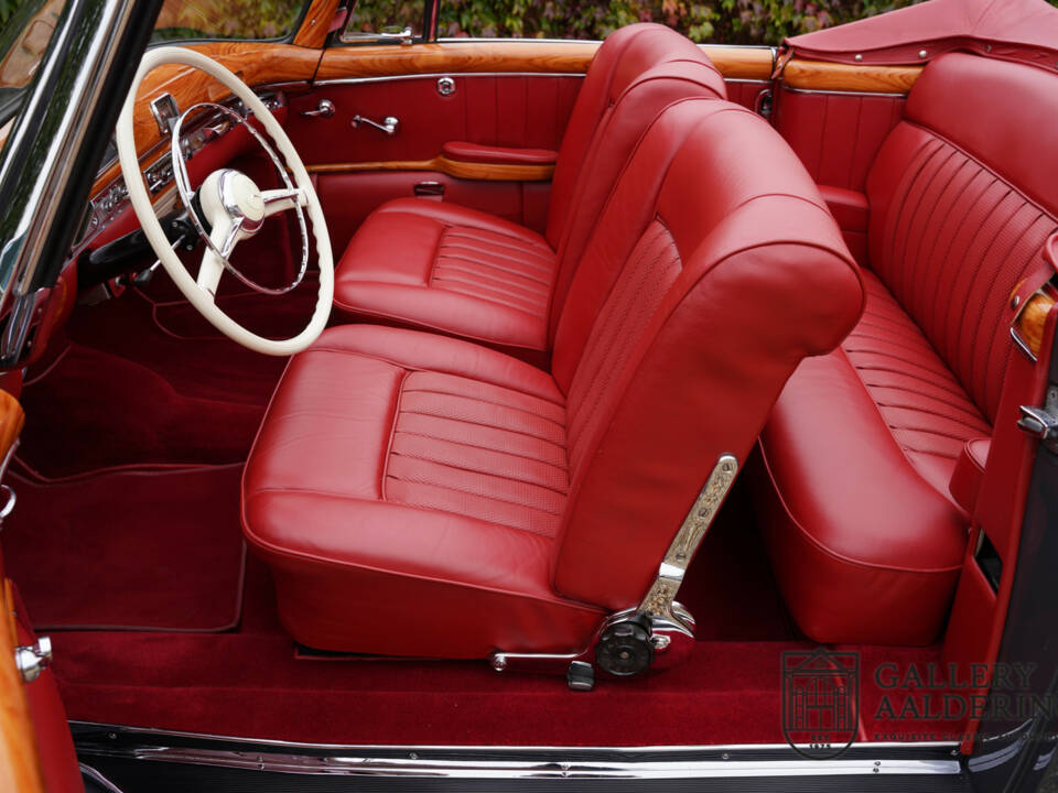 Image 3/50 de Mercedes-Benz 220 SE Cabriolet (1960)