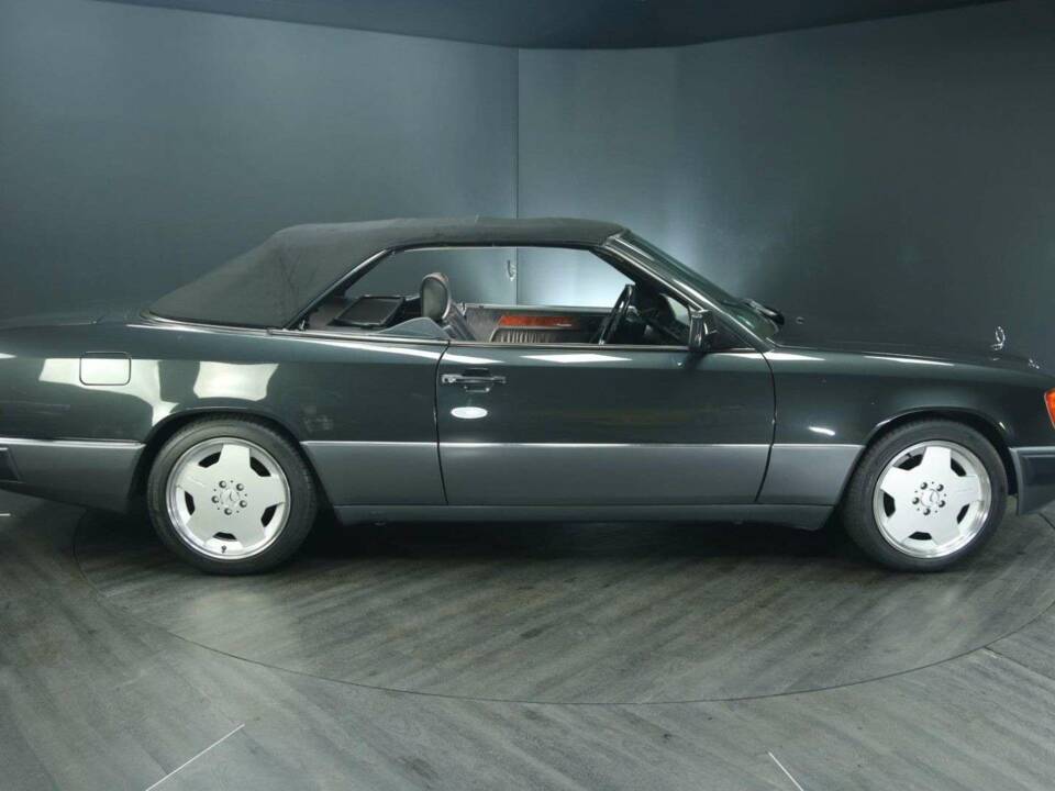 Image 7/30 de Mercedes-Benz 300 CE-24 (1993)